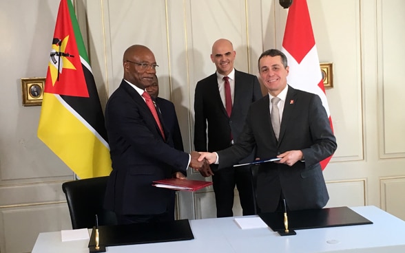 Cassis and Mozambiques Foreign Minister Condungua sign an agreement on international cooperation