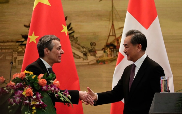 Bundesrat Ignazio Cassis schüttelt dem chinesischen Staatsrat und Aussenminister Wang Yi nach ihrer gemeinsamen Pressekonferenz im Aussenministerium in Peking am 3. April 2018 die Hand.