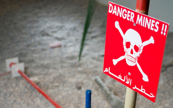Un panneau d'avertissement pour les régions dangereuses où des mines sont suspectées