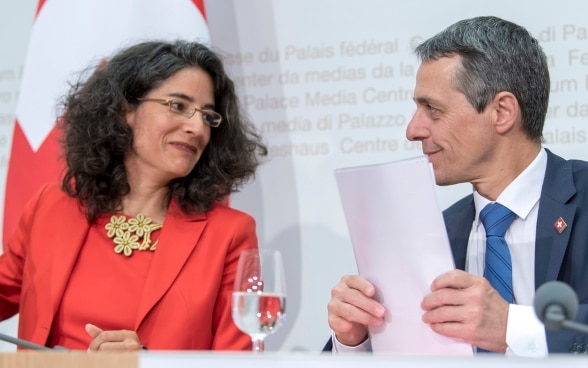 Bundesrat Ignazio Cassis und Corinne Cicéron Bühler an der Pressekonferenz.