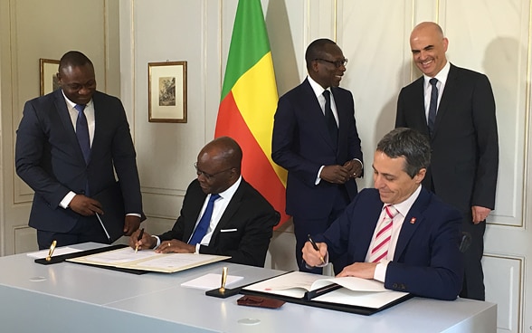Ignazio Cassis, the head of the FDFA, and Aurélien Agbénonci, the foreign minister of Benin, sign two agreements.