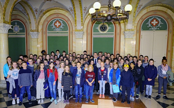 Rund 80 Kinder posieren für ein Gruppenfoto. In der Mitte steht Bundesrat Ignazio Cassis.