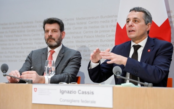 Le Conseiller fédéral Ignazio Cassis s'adresse aux journalistes au Centre fédéral des médias.