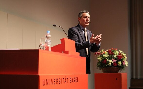 Le Conseiller fédéral Ignazio Cassis prononce un discours. Il porte un costume.