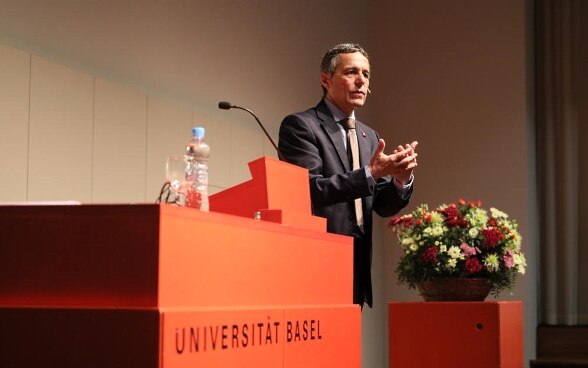 Federal Councillor Ignazio Cassis gives a speech. He is wearing a suit.