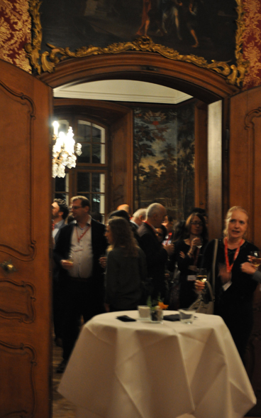 The representatives from international organisations enjoying the cocktail and the exchange with colleagues. 