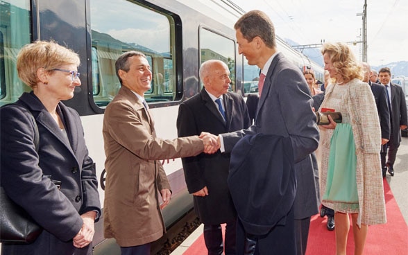 Il consigliere federale Ignazio Cassis saluta Sua Altezza il principe ereditario Alois del Liechtenstein. 