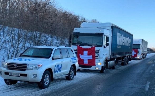 Der Schweizer Konvoi ist auf den schneebedeckten Straßen der Ostukraine unterwegs
