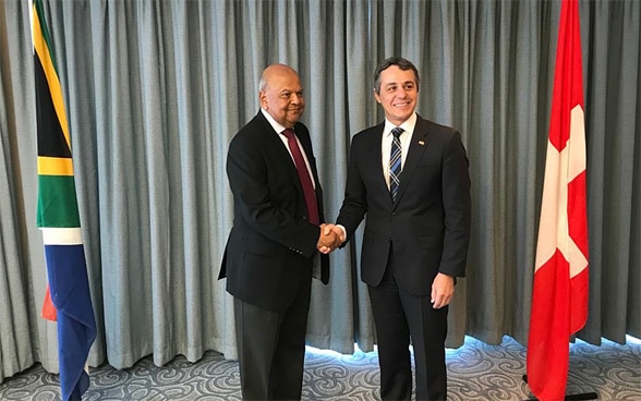 Federal Councillor Cassis shakes hands with Pravin Gordhan, Minister of Public Enterprises.