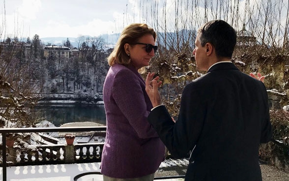 Il consigliere federale Ignazio Cassis durante l'incontro con la ministra degli esteri austriaca Karin Kneissl a Berna. Sullo sfondo si vedono l'Aare e la città vecchia di Berna.