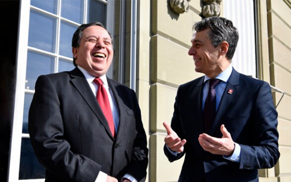 Khemaies Jhinaoui, tunesischer Aussenminister, links, und Bundesrat Ignazio Cassis, rechts, sprechen vor einem Arbeitsessen im Von Wattenwyl Haus.