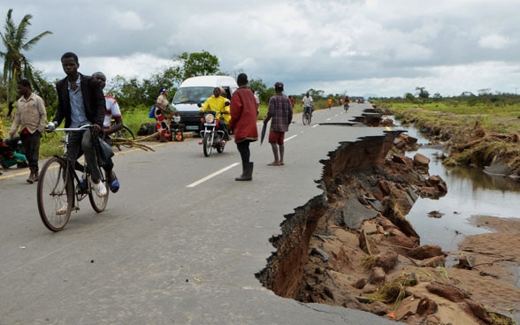 Ortsansässige versuchen, die Reste der Hauptstrasse zu befahren nach dem Zyklon Idai.