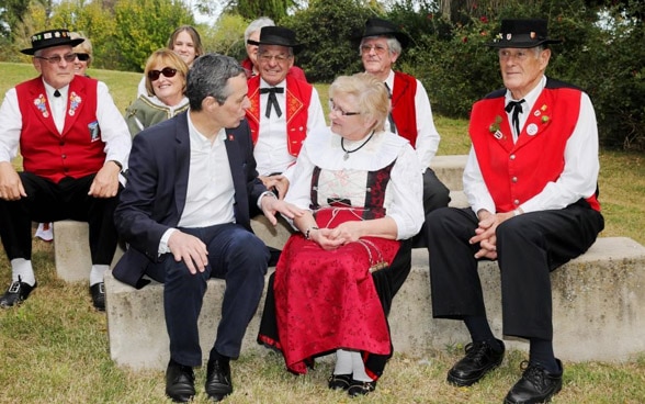 Il consigliere federale Ignazio Cassis parla con i membri della comunità svizzera in Uruguay.