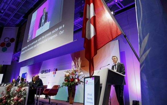 Manuel Sager (droite) chef de la Direction du développement et de la coopération (DDC), prononce son discours lors de l'ouverture de la Plateforme mondiale pour la réduction des risques de catastrophe, à Genève, le 15.05.2019.