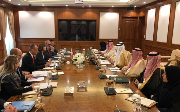 Pascale Baeriswyl und die Schweizer Delegation im Gespräch mit offiziellen Vertreter der saudi-arabischen Regierung.