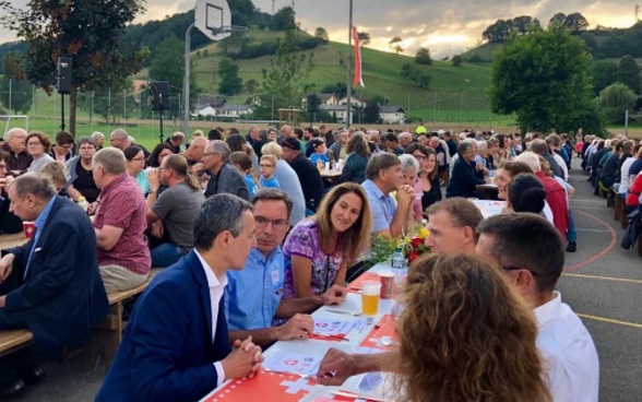 Das Publikum ist zahlreich erschienen. Ignazio Cassis freut sich den Abend in «einer der geschichtsträchtigsten, landschaftlich schönsten und menschlich reichsten Regionen der Schweiz» zu verbringen.