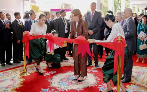 State Secretary Baeriswyl cuts the red ribbon.