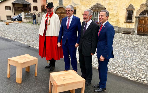 Ignazio Cassis in presenza di politici di Zuoz