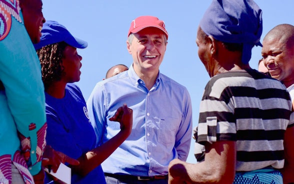 Nella città di Beira, nel Mozambico centrale, il consigliere federale Ignazio Cassis chatta con i giovani.