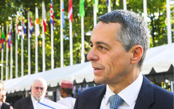 Federal councilor Ignazio Cassis in front of the UN building in New York.