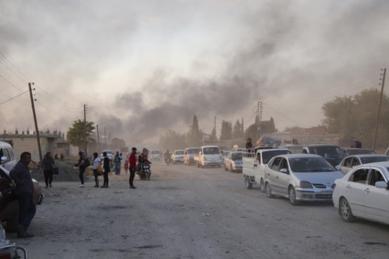 Menschen fliehen vor den Bombardierungen in Ras al Ayn im Nordosten Syriens