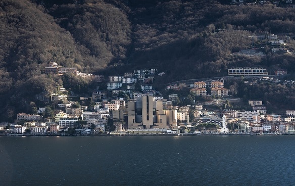 Vista sul villaggio di Campione d'Italia. Si trova sulla riva di un lago su un pendio di montagna.