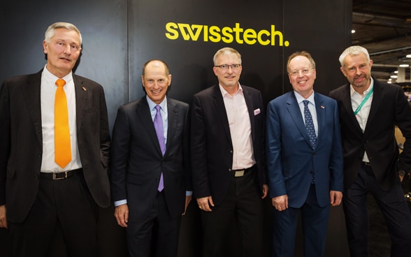 Des représentants des startups suisses, du DFAE, du Switzerland Global Entreprise, de digitalswitzerland et de SwissnexNetwork présentent la campagne SwissTech au Pavillon suisse au CES, Consumer Electronic Show à Las Vegas.