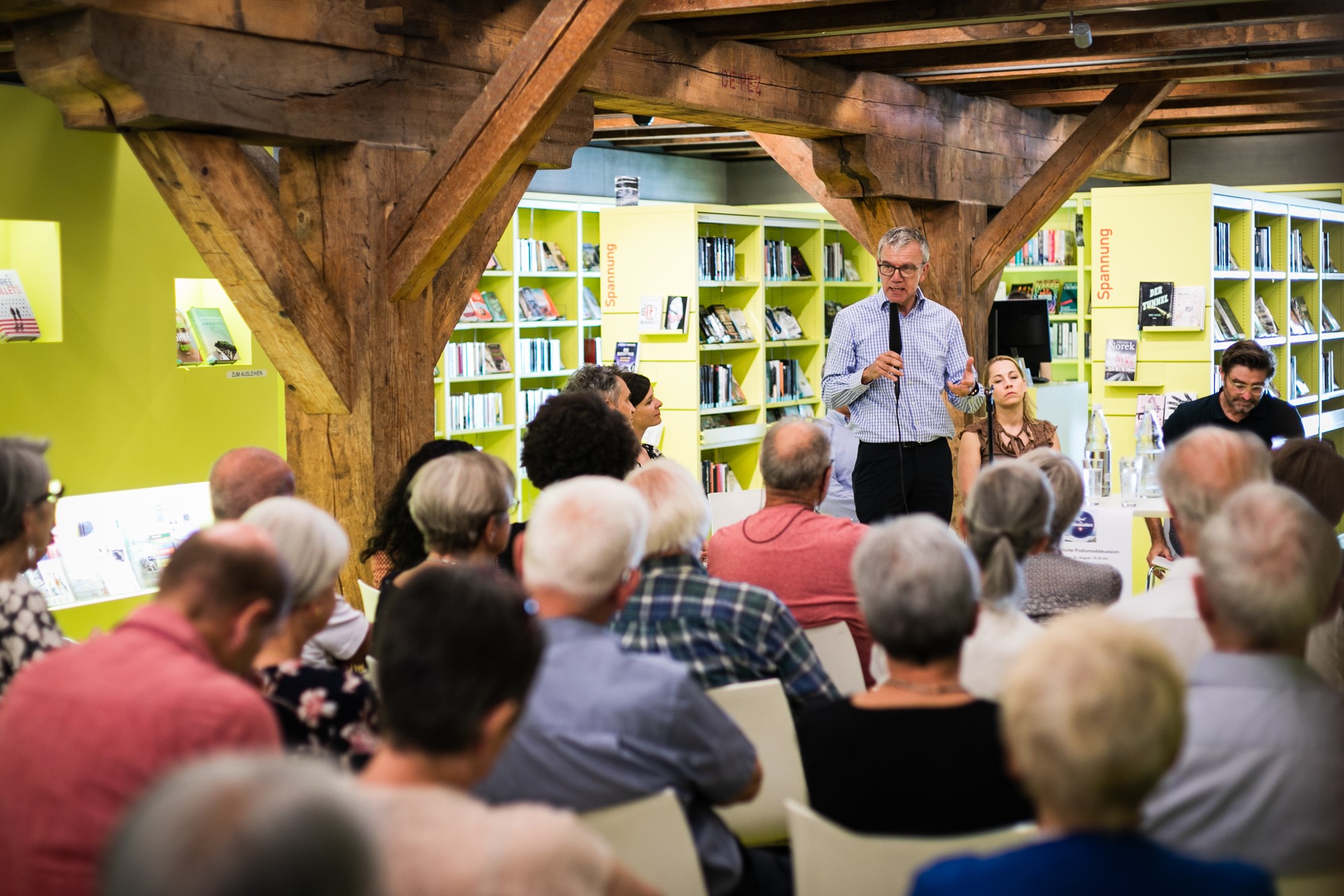 Ambasciatori e ambasciatrici svizzeri discutono con la popolazione locale.