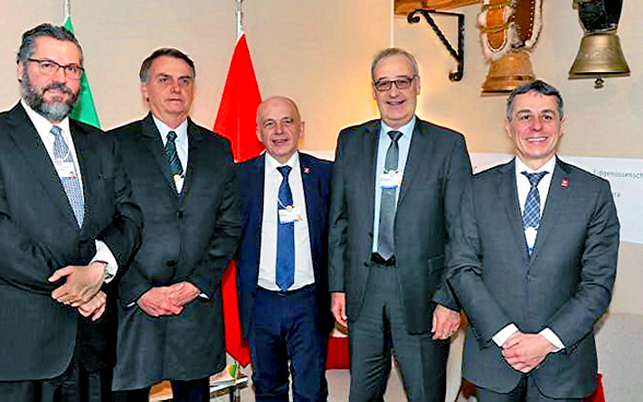 Der brasilianische Aussenminister Araújo, der brasilianische Präsident Bolsonaro, Bundespräsident Ueli Maurer und die Bundesräte Cassis und Parmelin posieren für ein Foto am WEF.