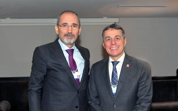 Bundesrat Ignazio Cassis und der Jordanische Aussenminister Ayman Safadi posieren am WEF für ein Foto. 