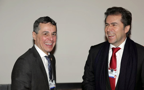Bundesrat Cassis und der Aussenminister Paraguays Luis Castiglioni lachen während ihrem Treffen am WEF 