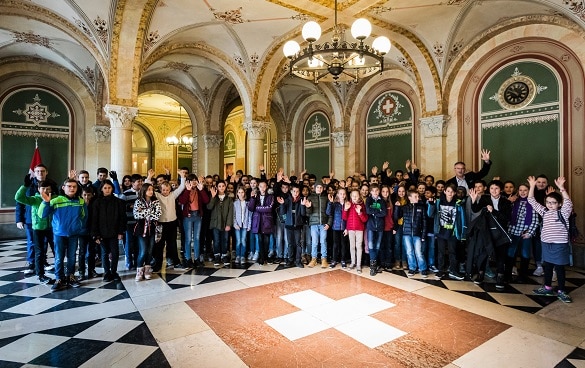 The group of children visiting the FDFA on Future Day with Secretary General Markus Seiler before visiting the Federal Council meeting room.