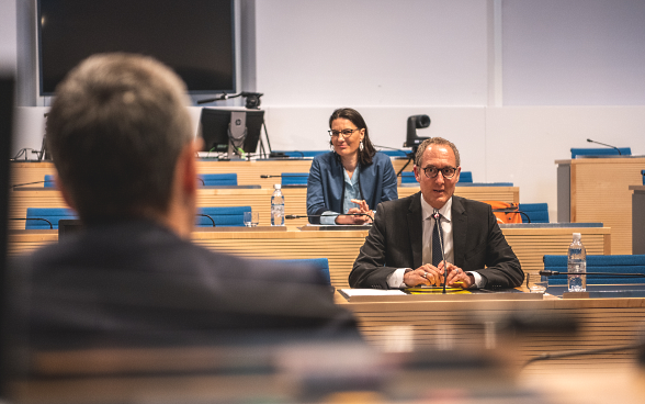 Der Graubündner Regierungspräsident Christian Rathgeb sitzt Bundesrat Cassis gegenüber.