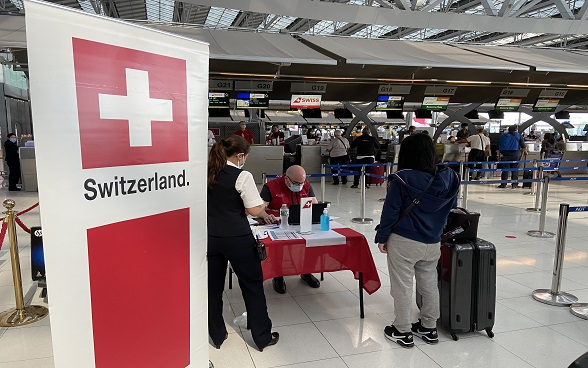 Un guichet improvisé de l’ambassade de Suisse de Thaïlande a été installé dans le hall d’enregistrement de l’aéroport de Bangkok pour aider les voyageurs sur le retour.