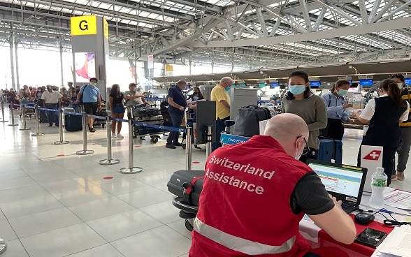 Das Personal der Schweizer Botschaft am Flughafen Bangkok unterstützt die Passagiere, die für den Flug von Bangkok nach Zürich eingecheckt haben.