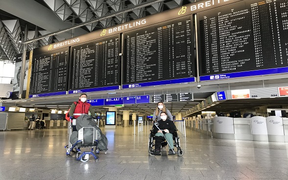 Trois Suisses sont photographiés à l’aéroport de Francfort après avoir embarqué à Katmandou.