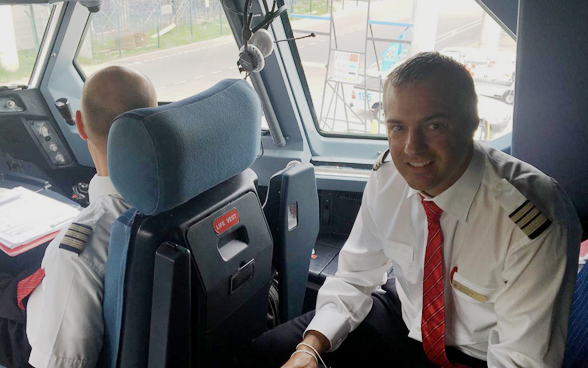 I membri dell'equipaggio di volo sono seduti nella cabina di pilotaggio dell'aereo che presto partirà per la Svizzera. 