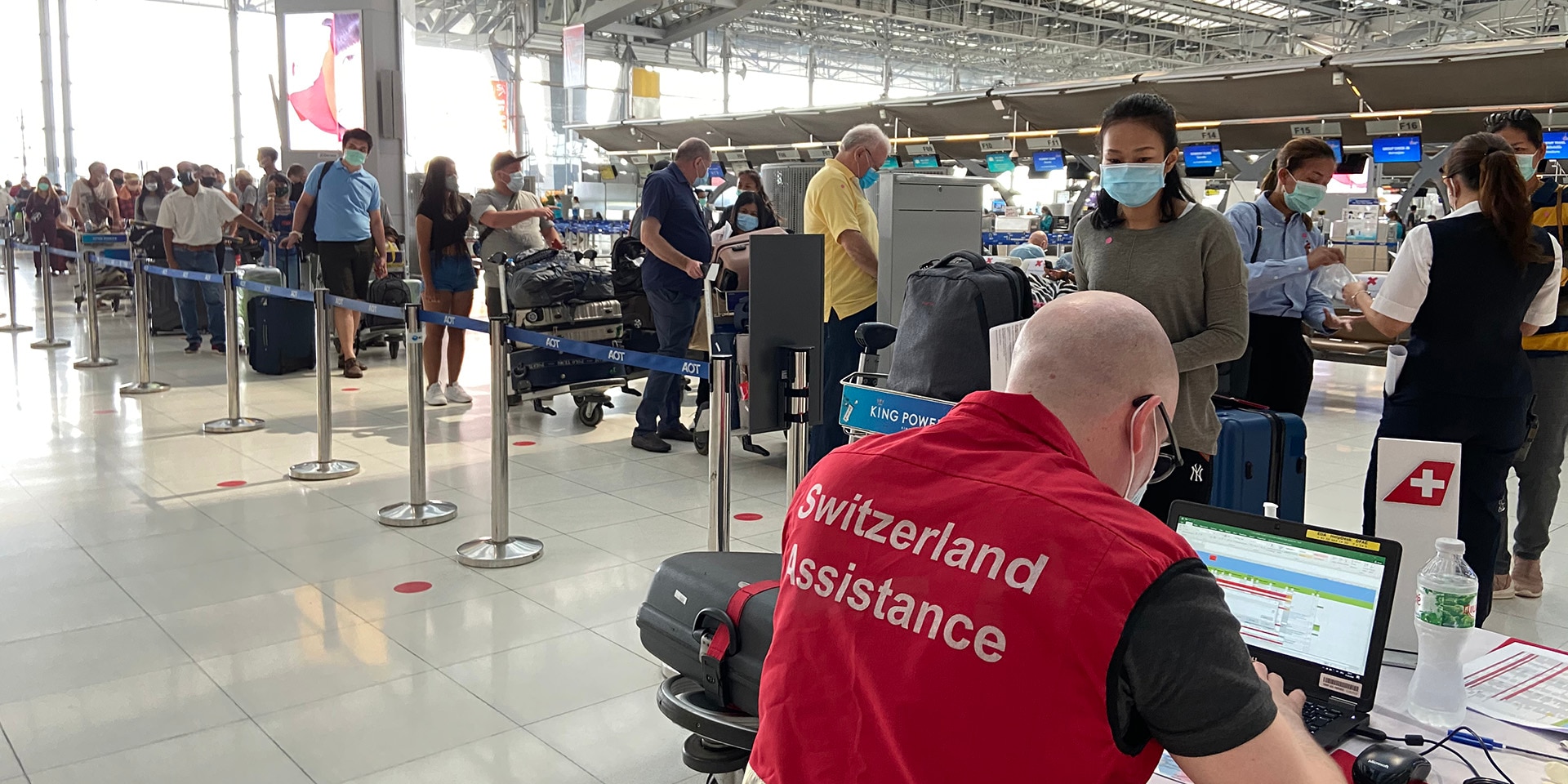A l’aéroport de Bangkok, du personnel de l’ambassade de Suisse prête assistance aux voyageurs enregistrés sur le vol Bangkok-Zurich.