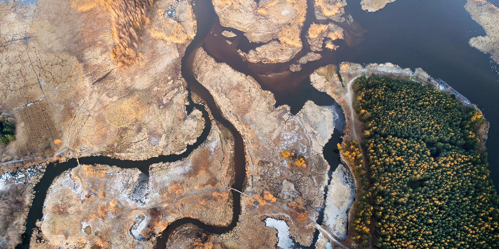 Dans une contrée aride, un fleuve coule entre deux pays avant de se jeter dans un lac.