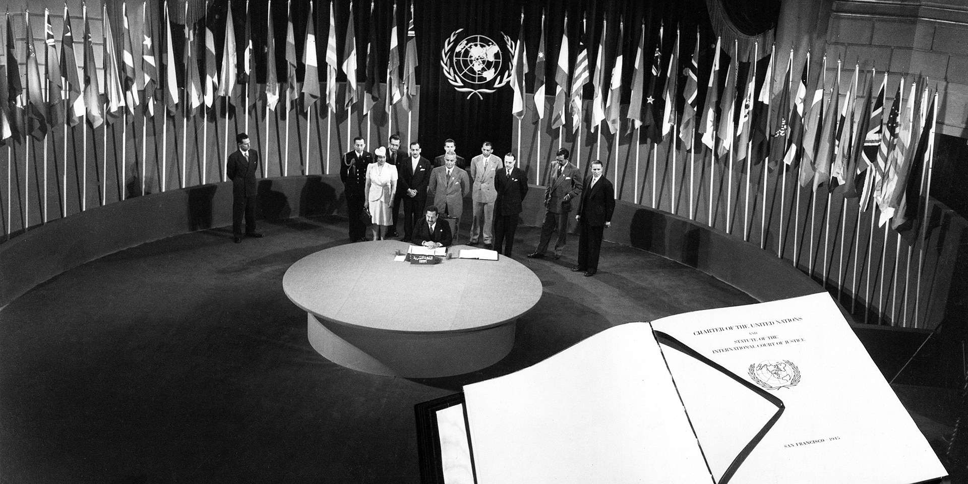Egypte signant la charte des Nations Unies avec la charte en premier plan 