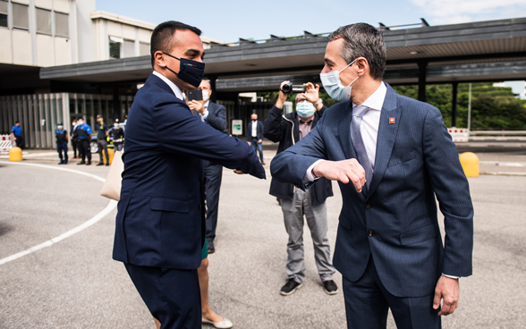 Le conseiller fédéral Cassis et son homologue italien Di Maio se saluent au poste frontière de Chiasso, conformément à l'OFSP.