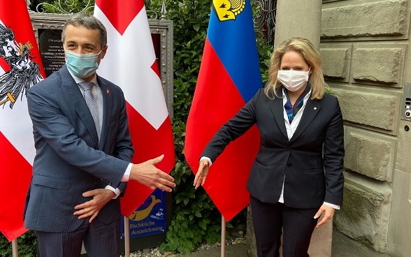 Bundesrat Ignazio Cassis begrüsst die Aussenministerin des Fürstentums Liechtenstein, Katrin Eggenberger
