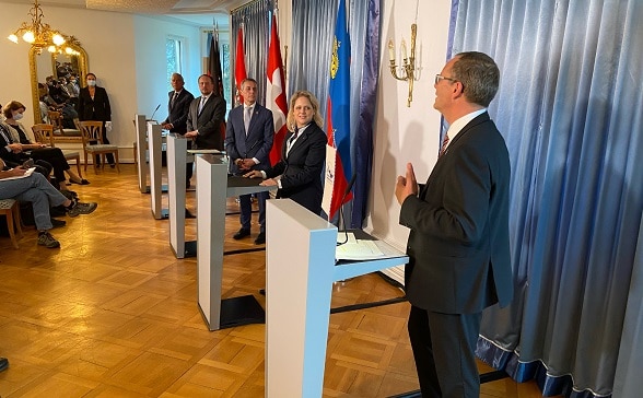 The representatives of the four countries and the President of the Government of the Canton of Thurgau speak to the media.
