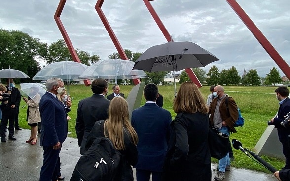 A walk to the border concludes the meeting of representatives of the German-speaking countries in Kreuzlingen.