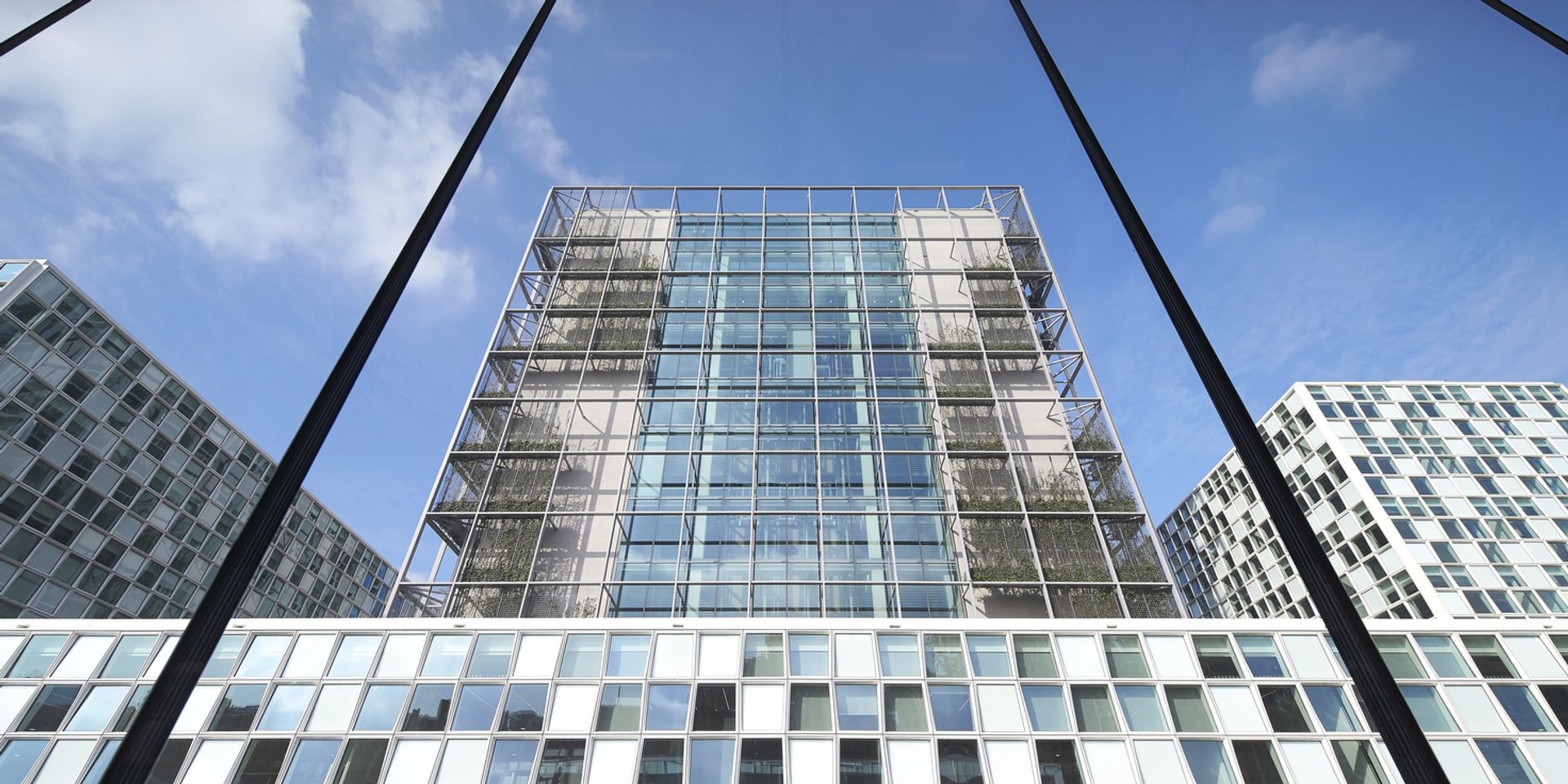 Façade en verre du bâtiment de la CPI vue de l'extérieur. 