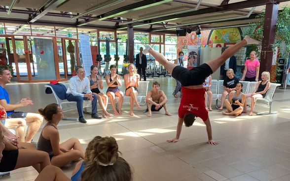 Federal Councillor Ignazio Cassis watches a gymnast dance. 