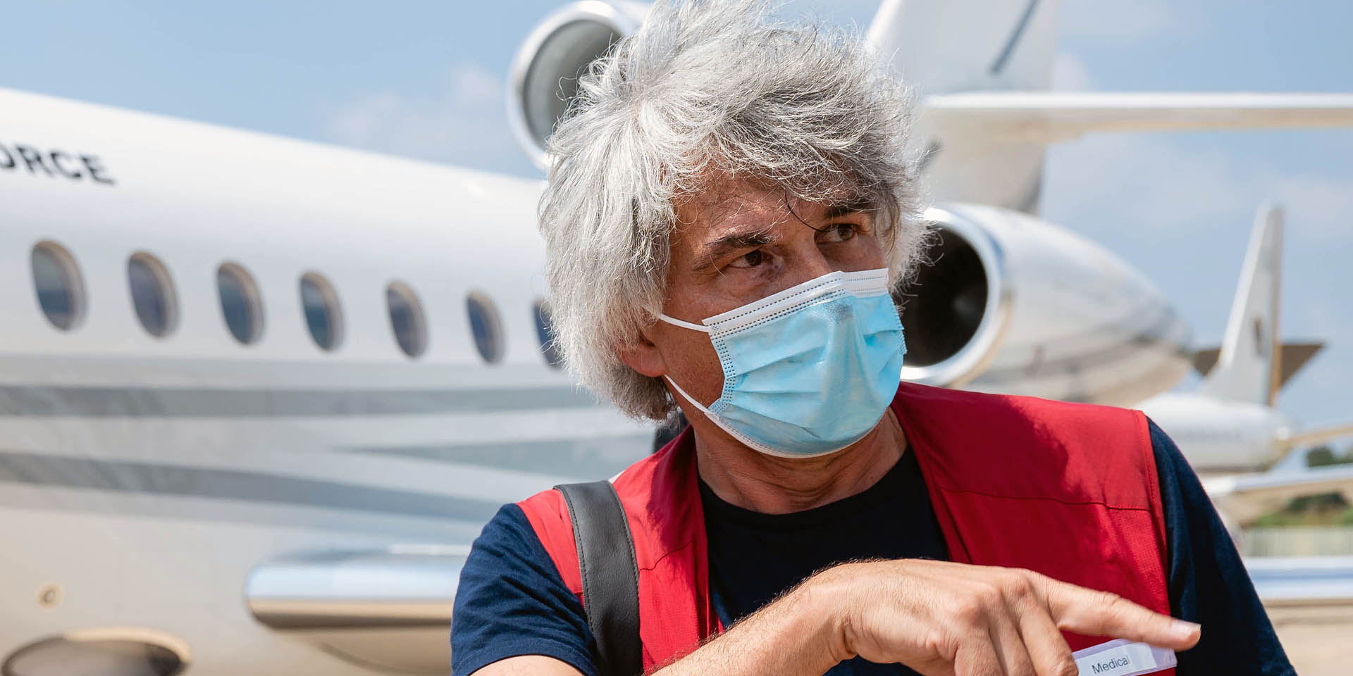 L’expert du Corps suisse d’aide humanitaire Jean-Daniel Junod, au premier plan devant un avion, prêt à partir pour la mission de Beyrouth. 