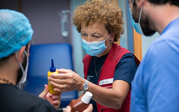 Le Professeur et médecin-chef, Irène Hösli, consulte les produits utilisés par le personnel soignant. 
