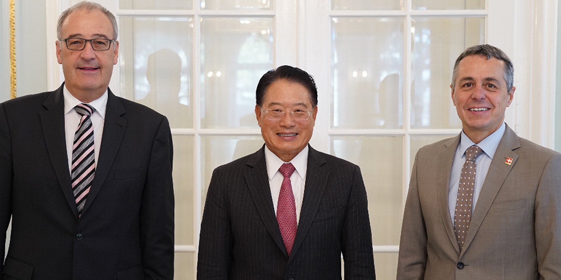 In der Mitte steht UNIDO-Generaldirektor LI Yong, flankiert rechts von Bundesrat Cassis und links von Bundesrat Parmelin. 