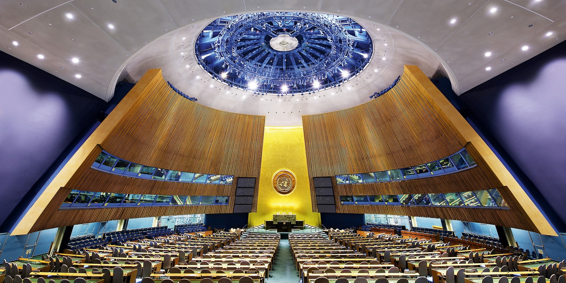 Vue sur la grande salle de l'Assemblée générale au siège des Nations Unies.